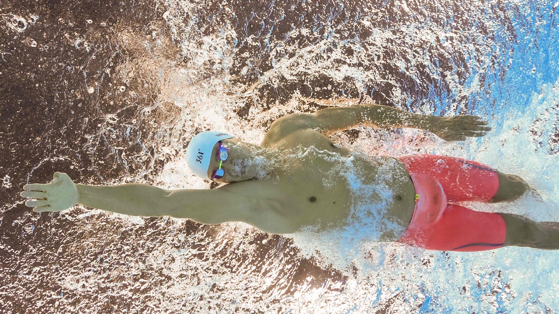 【压力下的表现】年轻队员在关键时刻勇敢出击，面对压力的积极态度