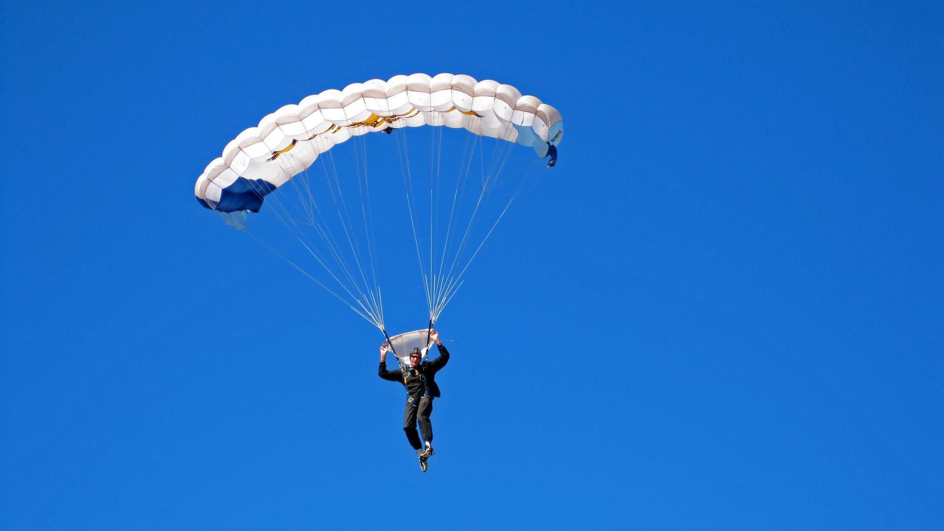 东道主出局夜，巴黎陷入沉默，东巴黎在哪里