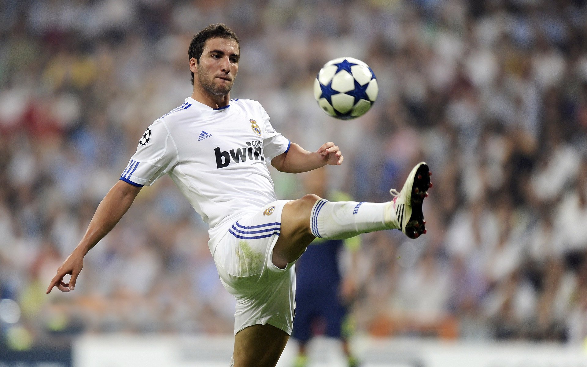 英国WRC站：湿滑山路考验车手极限