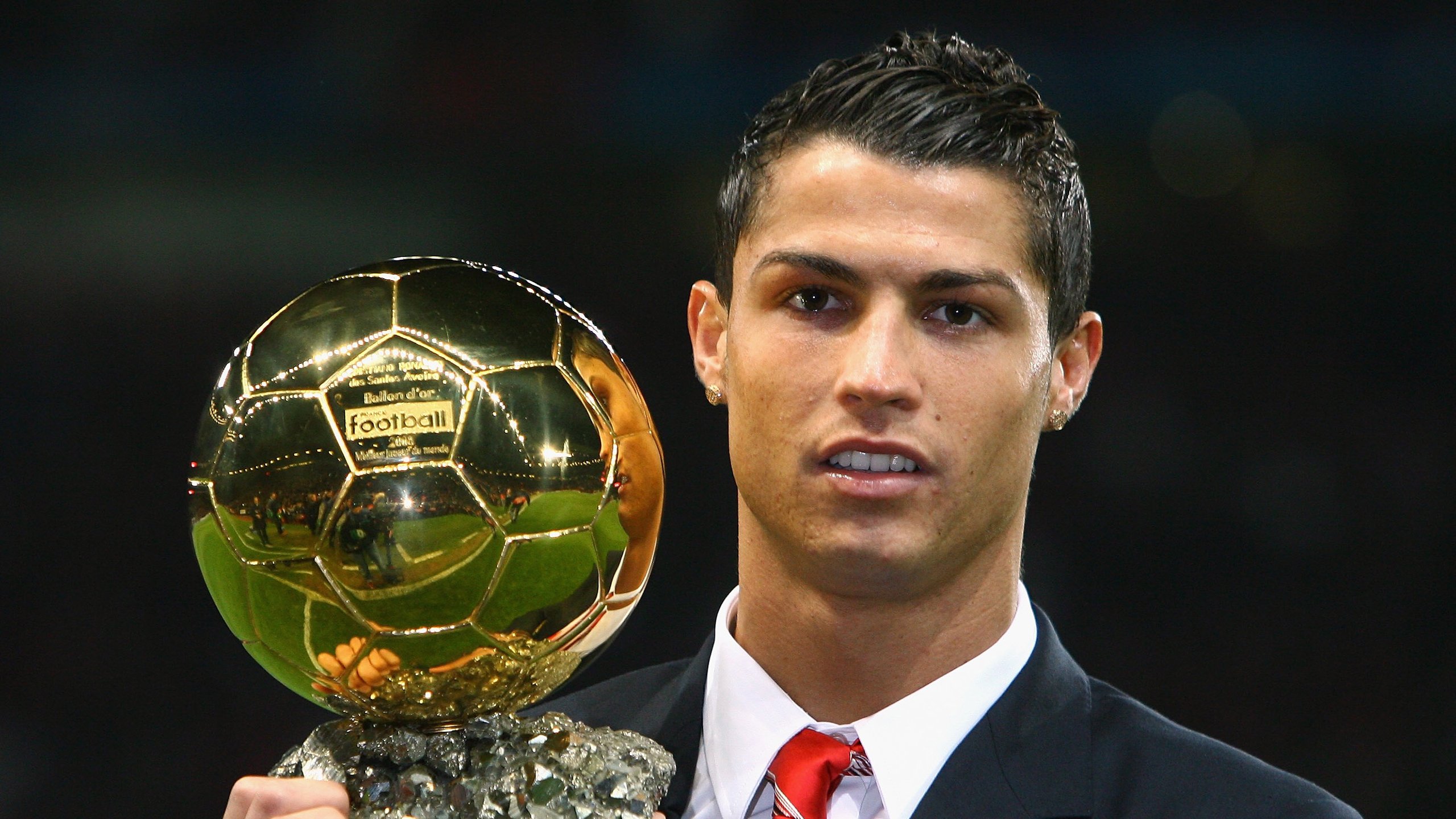 赛场空前激烈：欧冠比赛中的“胶着”时刻，欧冠拍成